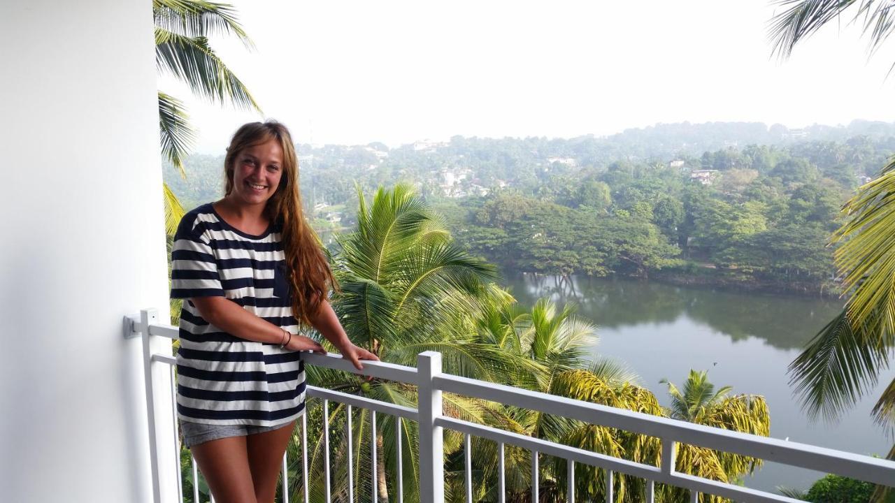 Mahaweli View Inn Kandy Exteriör bild
